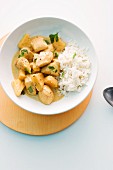 Asiatisches Hähnchencurry mit Reis