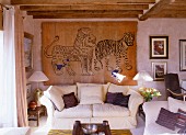 Helles Wohnzimmer in englischem Landhaus mit Sofa und handgeknüpftem Wandteppich aus China