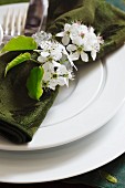 Spring blossom table setting with green napkin