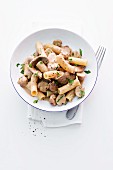 Rigatoni with veal strips and mushrooms