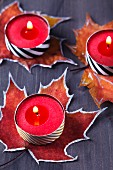 Bemalte Herbstblätter als Untersetzer für Teelichter mit Masking Tape