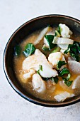 Currysuppe mit Fisch, Rettich und Mangold