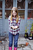 Mädchen hält Pflanzensamen in den Händen