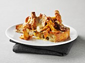 Toast with chanterelles and cheese
