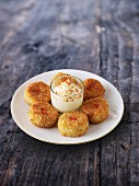 Crab cakes with mayonnaise