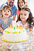 Kindergeburtstag mit grosser Geburtstagstorte