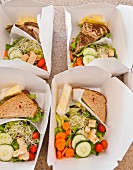 Sandwich und Salat in Lunchboxen