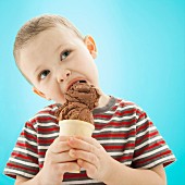 Junge isst Waffeltüte mit Schokoladeneis