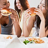 Junge Frauen mit Hamburger