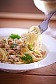 Spaghetti with tuna and parsley