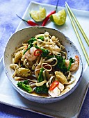 Wide noodles with king prawns and broccoli (Thailand)