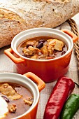 Chilli soup with kidney beans, chicken and bread