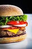 Cheeseburger mit Bacon und Barbecuesauce (Ausschnitt)
