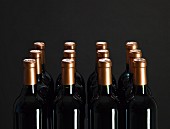 Zwölf Flaschen Bordeaux-Wein