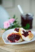 White bread with beetroot chutney