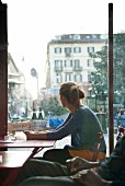 Junge Frau in einem Café sitzend