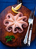 An octopus with parsley and lemon