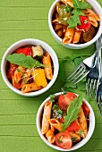 Penne mit Tomaten, Paprika und Rucola