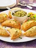 Empanadas mit Schweinefleischfüllung und Salsa Verde