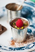 Schokoladenmousse mit Himbeere und Pistazien im Metallbecher