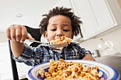 Afroamerikanischer Junge isst Cerealien