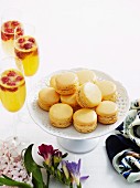 Schokoladen-Passionsfrucht-Macarons und Bellinis