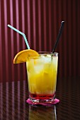 Tropischer Cocktail mit Ananas und Orange