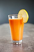 Cocktail aus frischen Gemüse- und Fruchtsäften (Karotten, Orangen, Zitronen und Rote Bete)