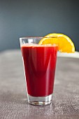 Cocktail aus frischen Gemüse- und Fruchtsäften (Tomaten, Orange und Rote Bete)