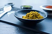 Grünes Currypulver in edler asiatischer Schale