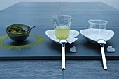 Grünes Teepulver in Schale, Teegedeck und weißer Kandis
