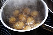Kartoffeln in einem Topf mit kochendem Wasser