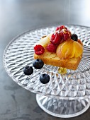 Melba toast topped with fruit and honey