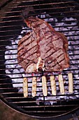 T-Bone-Steak & Würstchen auf dem Grill