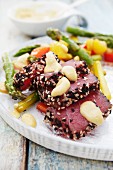 Flash-fried tuna with sesame seeds and vegetables