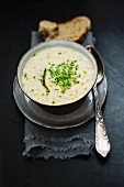 Zwiebel-Weißwein-Suppe mit Schnittlauchröllchen