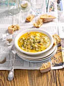 Saure Gurkensuppe mit Hackfleisch