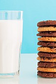 Ein Glas Milch neben einem Stapel Cookies