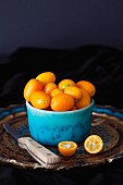 Kumquats in blauer Keramikschale