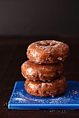 Donuts mit Heidelbeeren, gestapelt