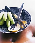 Dekroative Schale aus Seifenstein mit Salatbesteck aus Hornmaterial
