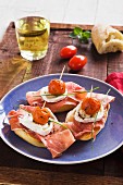 Pinchos mit Kirschtomaten, Schinken und Ziegenkäse (Spanien)