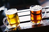 Zwei Biersorten in Krügen