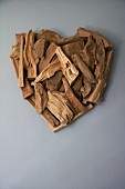 Herz aus Holzstücken gelegt