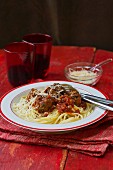 Spaghetti mit Hackbällchen, Tomatensauce und Parmesan