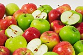 Verschiedene Äpfel (Braeburn, Granny Smith) mit Wassertropfen