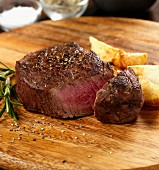 Fillet steak with cracked black pepper and potatoes