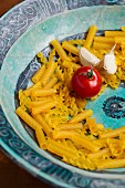 Spirelli made from corn flour (gluten-free), a tomato and garlic