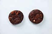 Cookies with caramelised pecan nuts