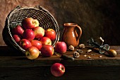 Stillleben mit Äpfeln, Walnüssen, altem Handmixer und Messer